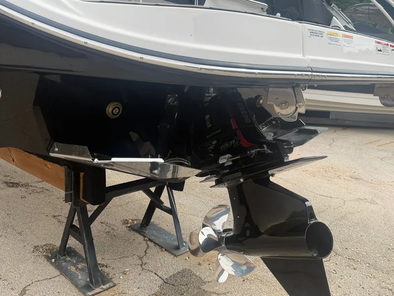 Slide: The Image of Sea Ray SDX 250 Surf 2026 - 21