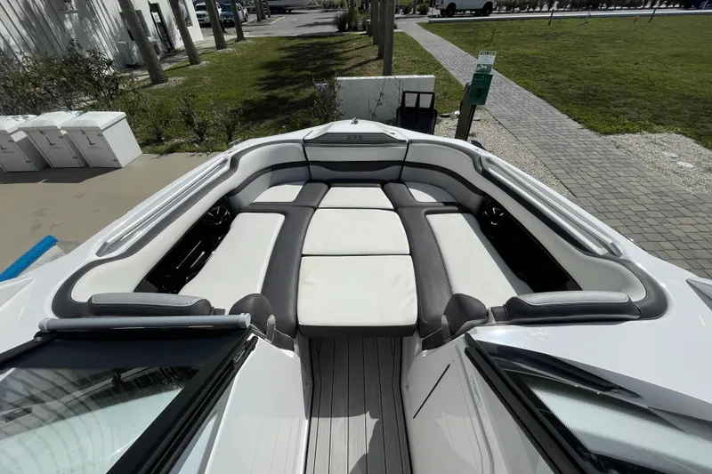 Slide: The Image of 2021 Yamaha Boats 275SE interior with spacious seating and modern design. - 14