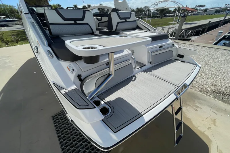 Slide: The Image of 2021 Yamaha Boats 275SE, rear view with seating and swim platform. - 22