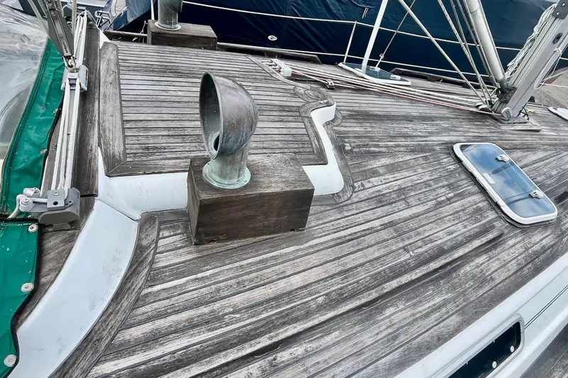 Slide: The Image of Deck of a 1999 Beneteau Oceanis 381 sailboat with wooden finish and hatch. - 13