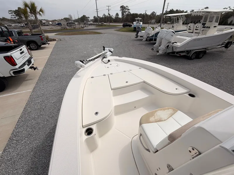 Slide: The Image of Robalo 226 Cayman 2018 - 19
