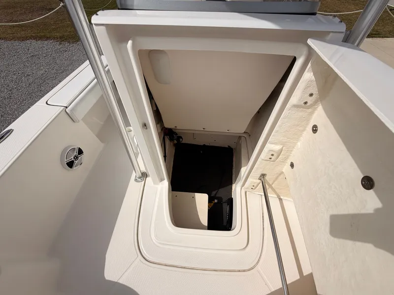 Slide: The Image of Robalo 226 Cayman 2018 - 24