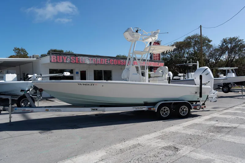 The Image of 2023 Pathfinder 2500 Hybrid boat on trailer outside dealership. - 0