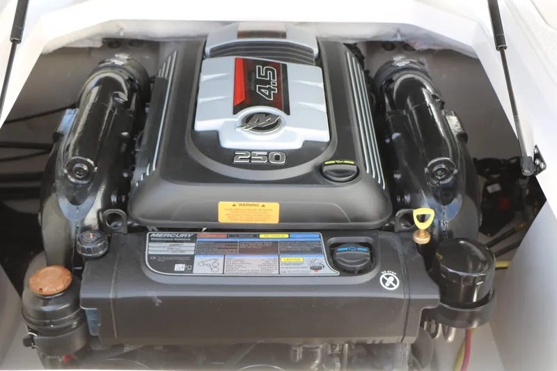 Slide: The Image of Engine of 2026 Chaparral 21 SSi boat, featuring Mercury 4.5L 250 horsepower. - 39