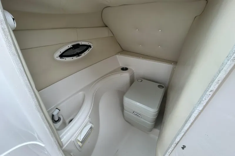 Slide: The Image of Interior of a 2009 Monterey 278 SSC boat with compact bathroom amenities. - 20