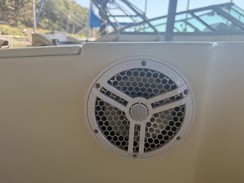 Slide: The Image of Speaker on a 2000 Rinker Fiesta Vee 270 boat. - 12