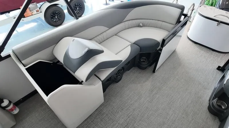 Slide: The Image of Interior of Avalon LSZ 2025 featuring luxurious seating. - 20