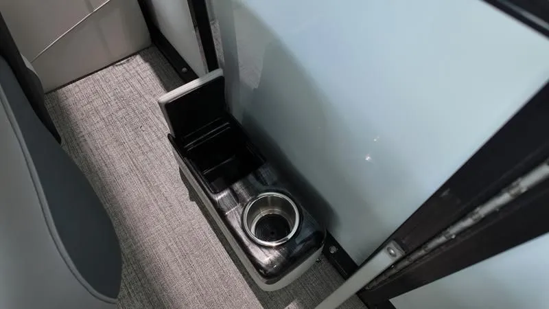 Slide: The Image of Interior of Avalon LSZ 2025 featuring a cup holder. - 25