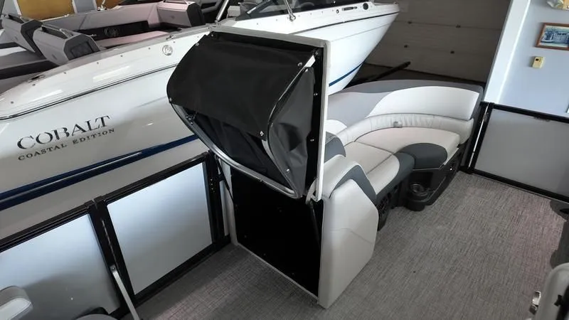 Slide: The Image of Interior of a 2025 Avalon LSZ with luxurious seating arrangement. - 9