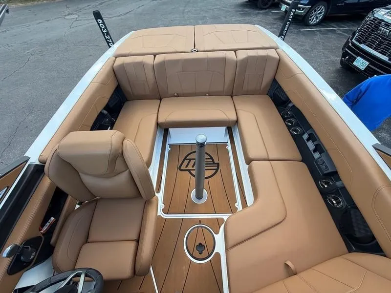 Slide: The Image of Malibu Wakesetter 20 VTX 2026 - 13