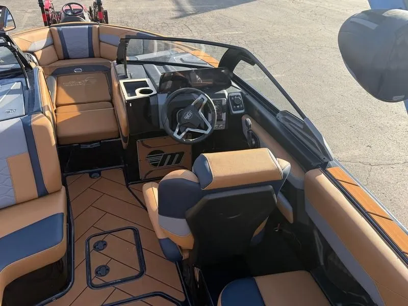 Slide: The Image of Malibu Wakesetter 23 LSV 2026 - 13