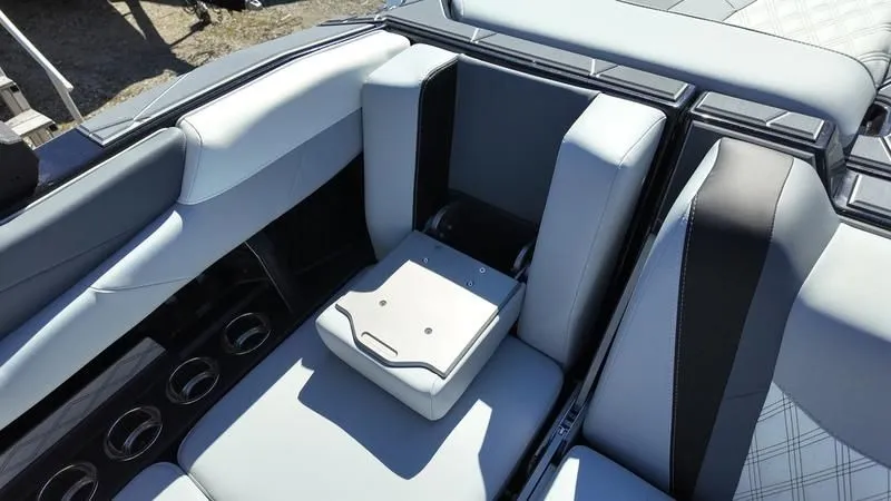 Slide: The Image of Malibu M230 2025 - 10