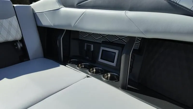 Slide: The Image of Malibu M230 2025 - 17