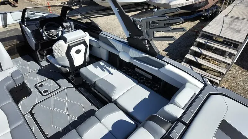 Slide: The Image of Malibu M230 2025 - 20