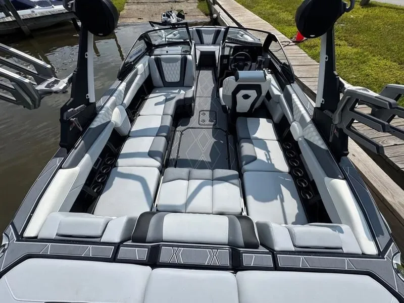 Slide: The Image of Malibu M230 2025 - 23