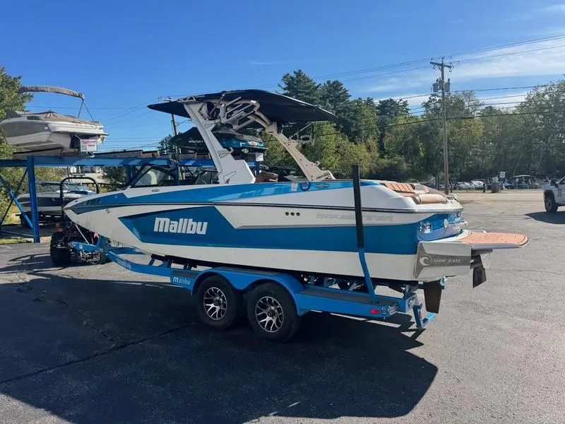 Slide: The Image of Malibu Wakesetter 23 MXZ 2022 - 11