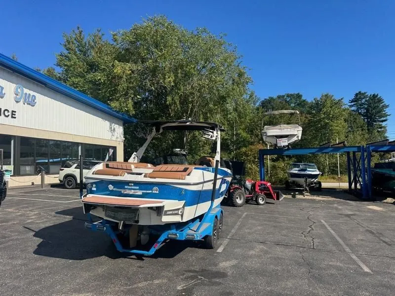 Slide: The Image of Malibu Wakesetter 23 MXZ 2022 - 13