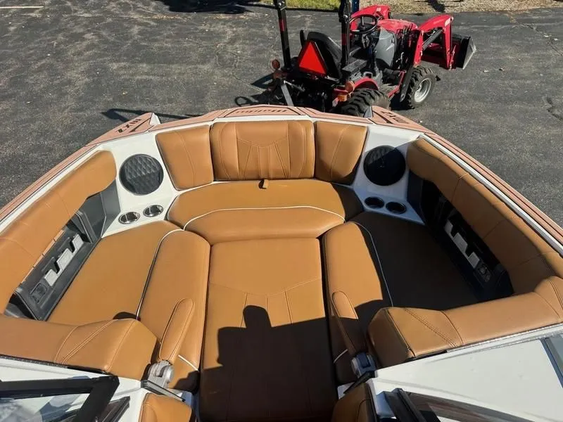 Slide: The Image of Malibu Wakesetter 23 MXZ 2022 - 17