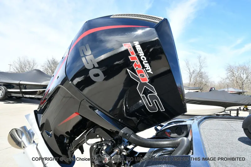 Slide: The Image of Mercury Pro XS 250 outboard motor on Nitro Z21 XL Pro 2025. - 24