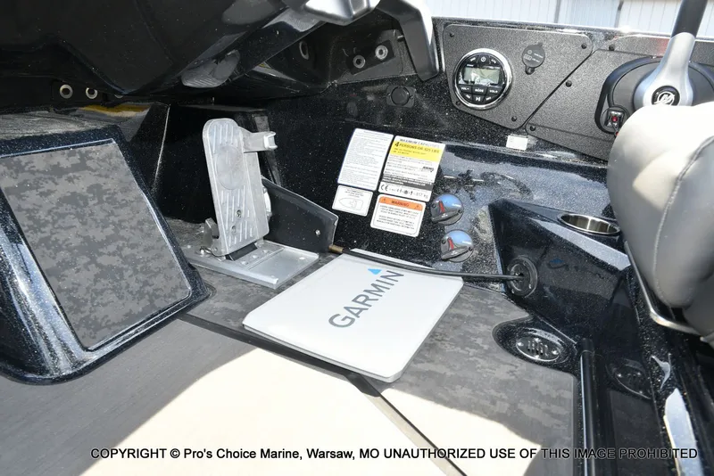 Slide: The Image of Interior of Nitro Z21 XL Pro Dual Console 2025 with Garmin equipment. - 47