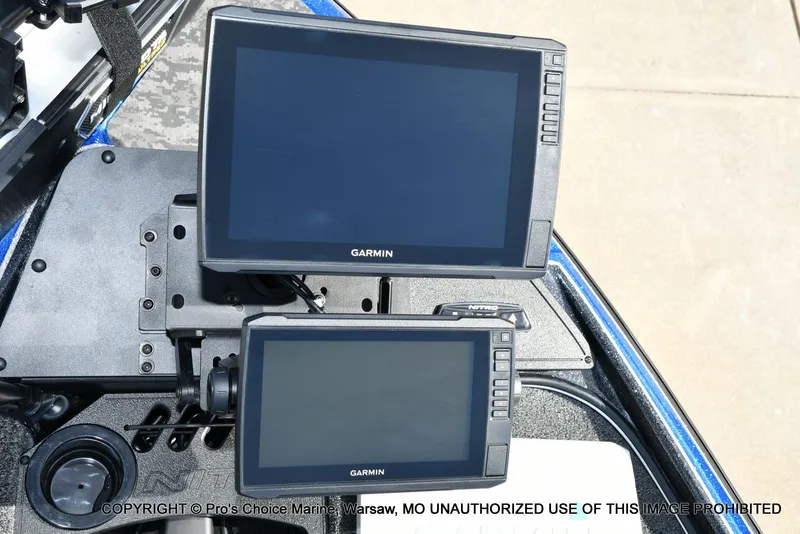 Slide: The Image of Garmin screens on Nitro Z21 XL Pro Dual Console 2025. - 6