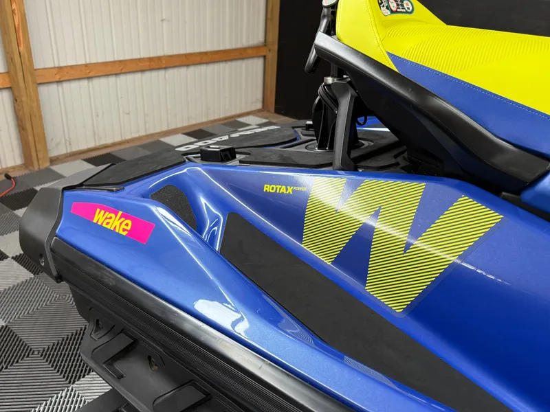 Slide: The Image of Sea-Doo Wake 170 iBR 2021 - 10