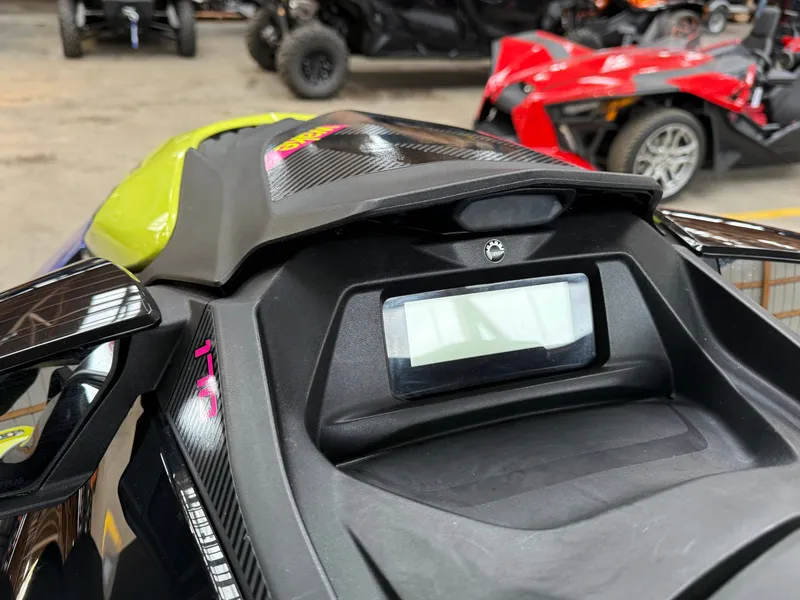 Slide: The Image of Sea-Doo Wake 170 iBR 2021 - 9