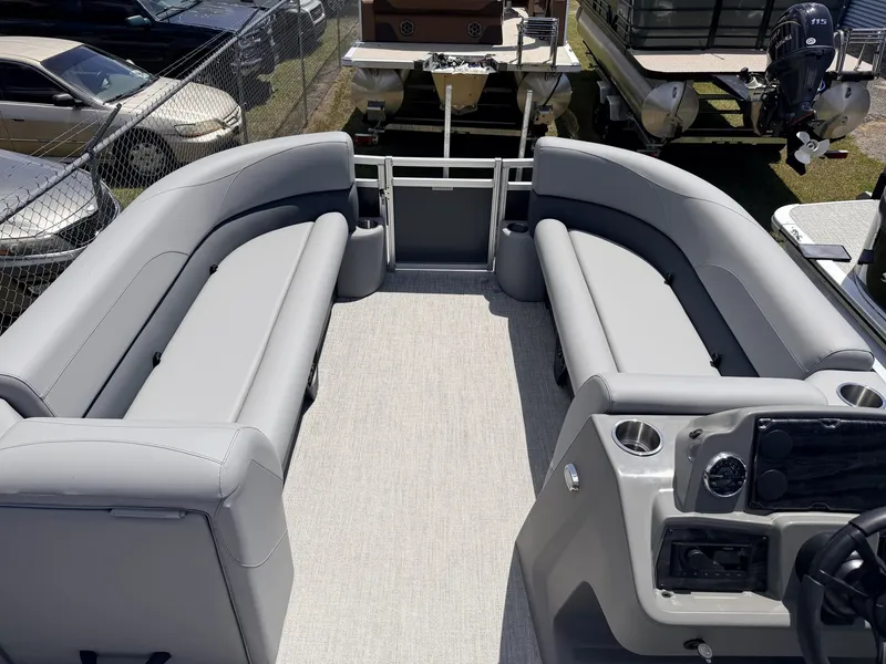 Slide: The Image of Tahoe SLT 23 QUAD LOUNGER-140HP 2026 - 10