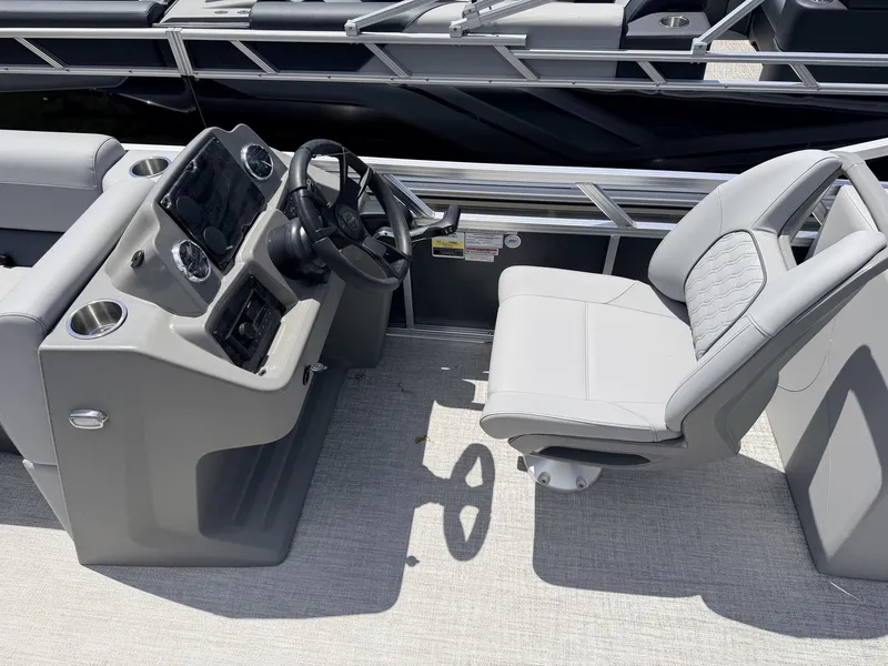 Slide: The Image of Tahoe SLT 23 QUAD LOUNGER-140HP 2026 - 4