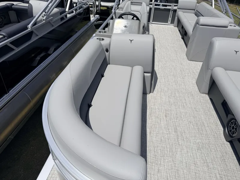Slide: The Image of Tahoe SLT 23 QUAD LOUNGER-140HP 2026 - 7