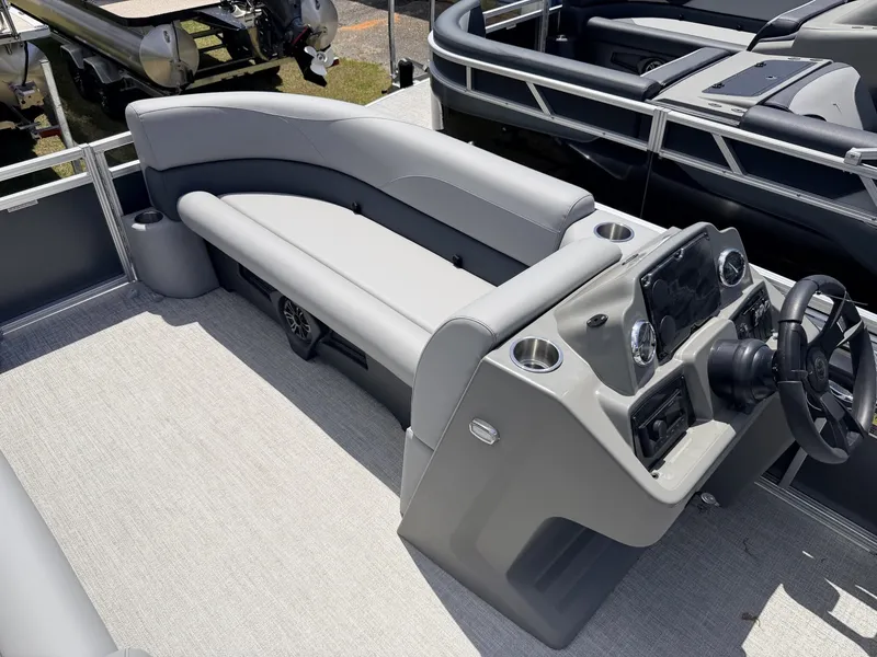 Slide: The Image of Tahoe SLT 23 QUAD LOUNGER-140HP 2026 - 9