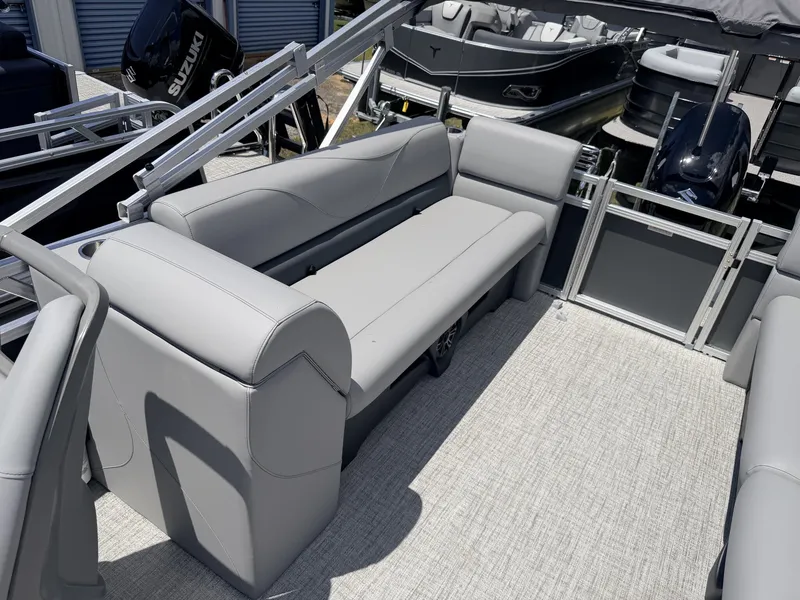 Slide: The Image of Tahoe SLT 23 QUAD LOUNGER-140HP 2026 - 11