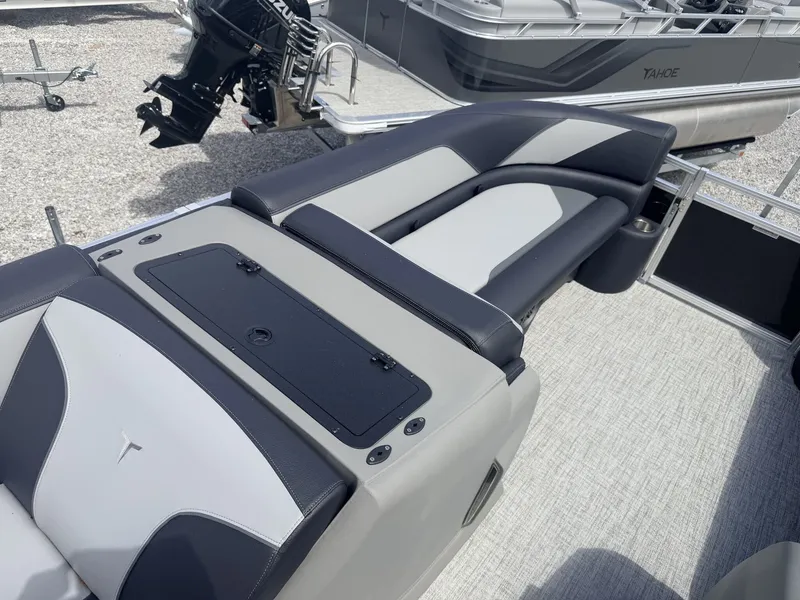 Slide: The Image of Tahoe Sport 85 23 ELITE WINDSHIELD-140HP 2026 - 10