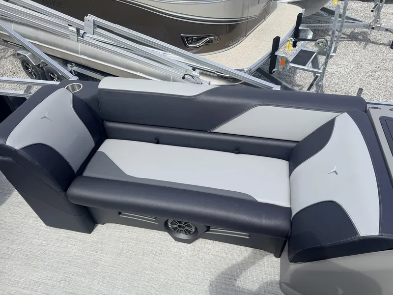 Slide: The Image of Tahoe Sport 85 23 ELITE WINDSHIELD-140HP 2026 - 11