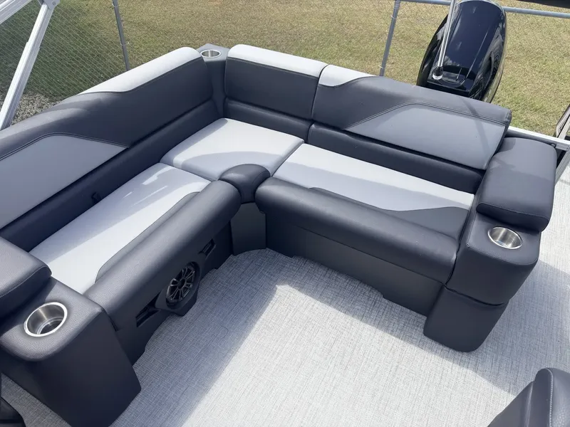 Slide: The Image of Tahoe Sport 85 23 ELITE WINDSHIELD-140HP 2026 - 3