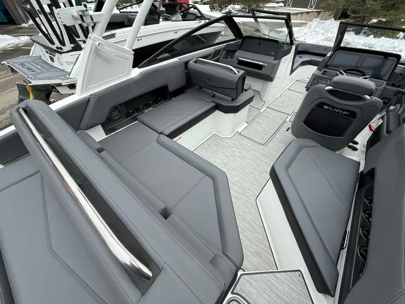 Slide: The Image of Cobalt R4 Surf 2026 - 1151