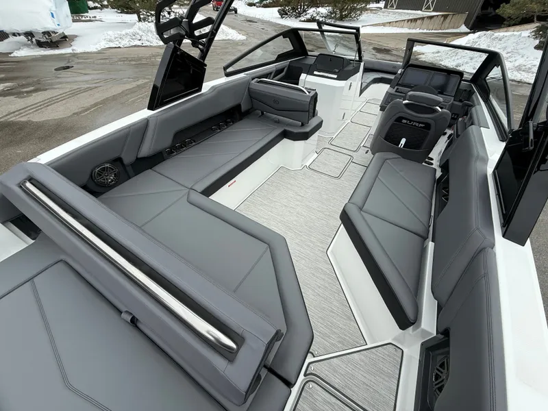 Slide: The Image of Cobalt R8 Surf 2026 - 1156