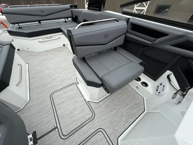 Slide: The Image of Cobalt R8 Surf 2026 - 1166