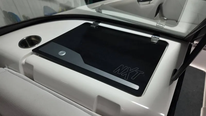 Slide: The Image of MasterCraft NXT22 2020 - 35