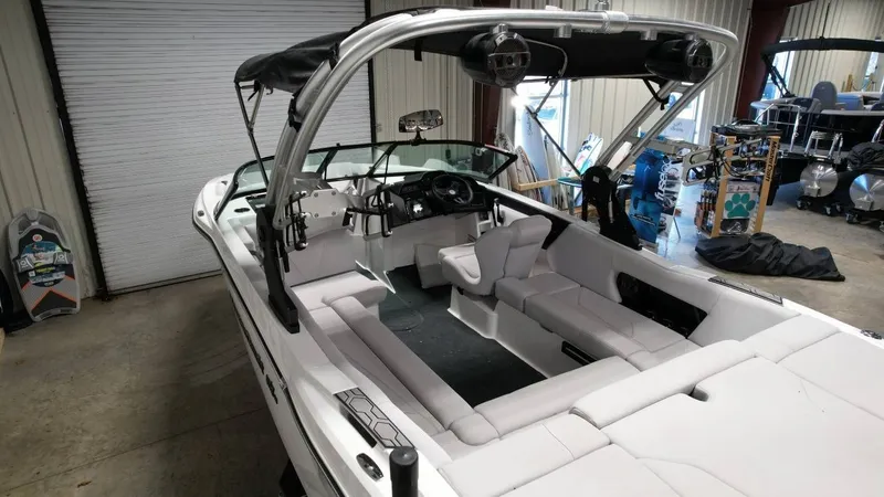 Slide: The Image of MasterCraft NXT22 2020 - 40