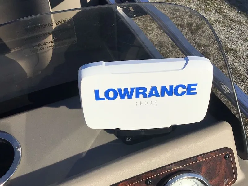 Slide: The Image of Sun Tracker Bass Buggy 18 DLX 2023 - 11