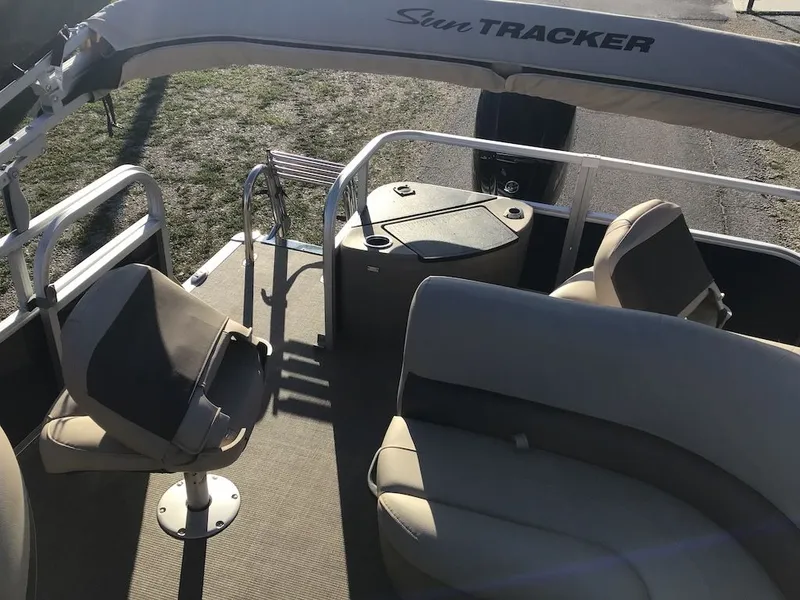 Slide: The Image of Sun Tracker Bass Buggy 18 DLX 2023 - 14