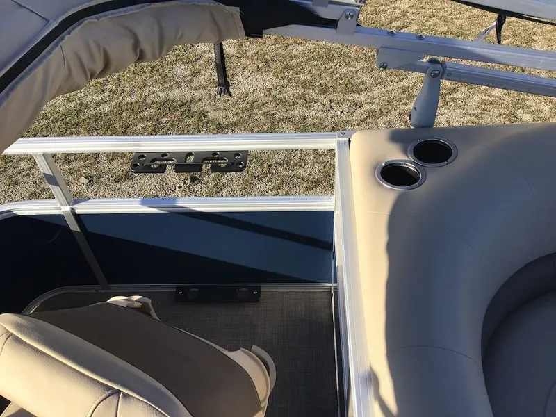 Slide: The Image of Sun Tracker Bass Buggy 18 DLX 2023 - 17