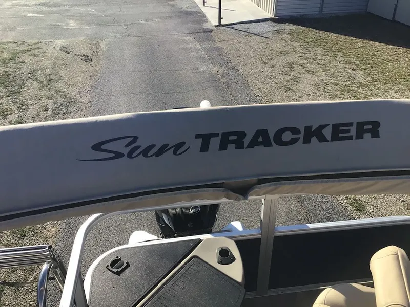 Slide: The Image of Sun Tracker Bass Buggy 18 DLX 2023 - 18