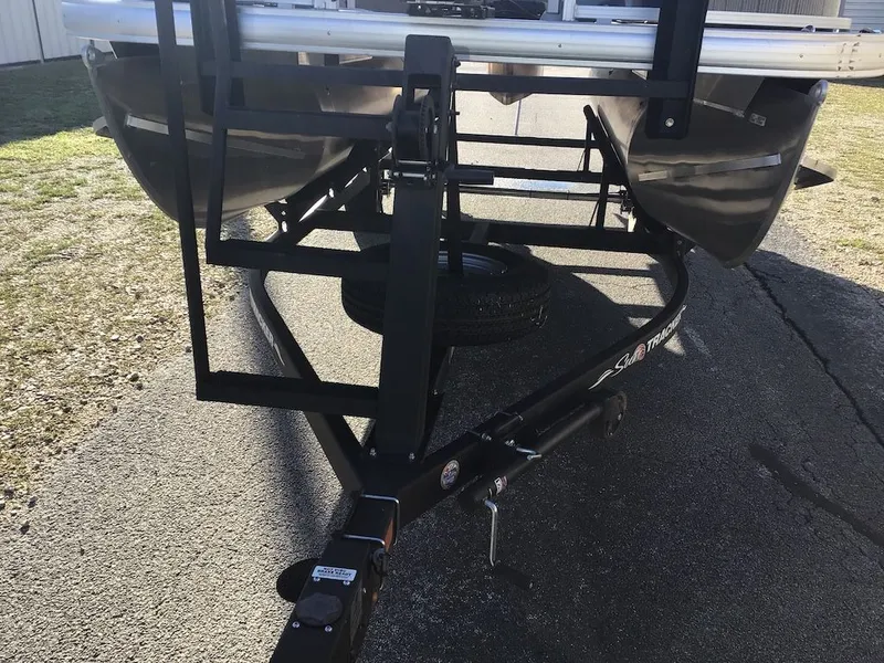 Slide: The Image of Sun Tracker Bass Buggy 18 DLX 2023 - 21