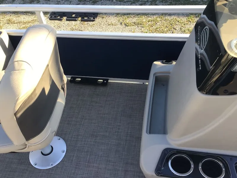 Slide: The Image of Sun Tracker Bass Buggy 18 DLX 2023 - 8