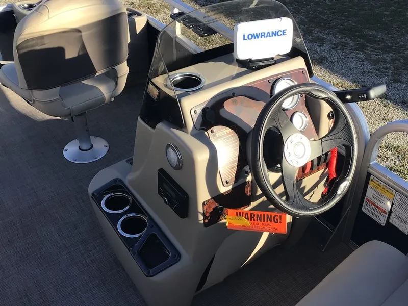 Slide: The Image of Sun Tracker Bass Buggy 18 DLX 2023 - 9