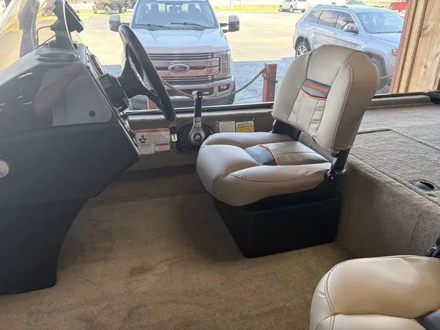 Slide: The Image of Tracker Bass Tracker Classic Limited 2026 - 11