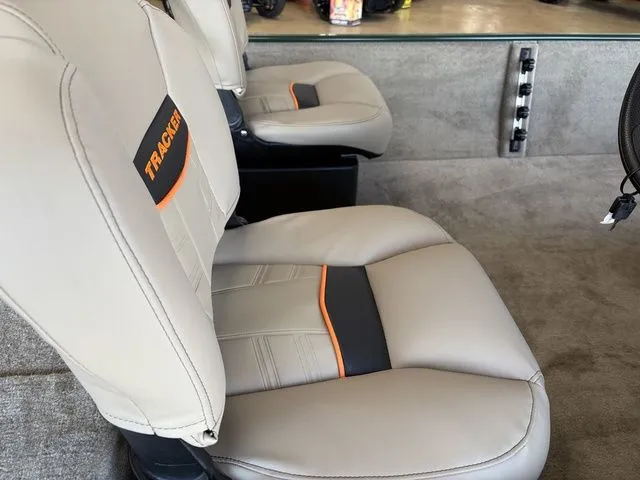 Slide: The Image of Tracker Bass Tracker Classic Limited 2026 - 18