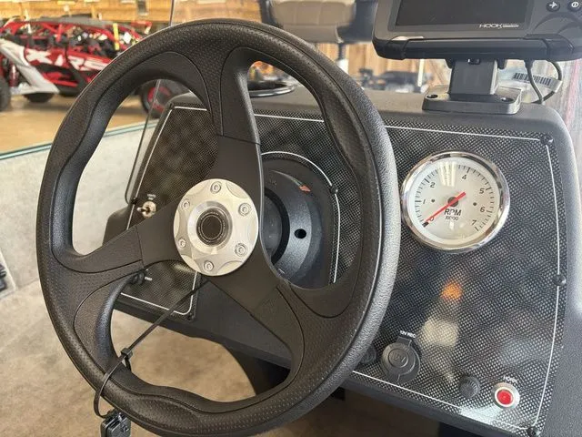 Slide: The Image of Tracker Bass Tracker Classic Limited 2026 - 22